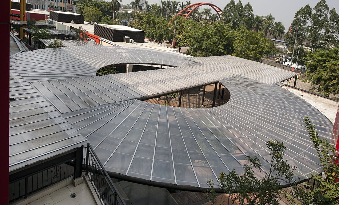 SolarFlat Polycarbonate Solid - Mall Garden_02_1